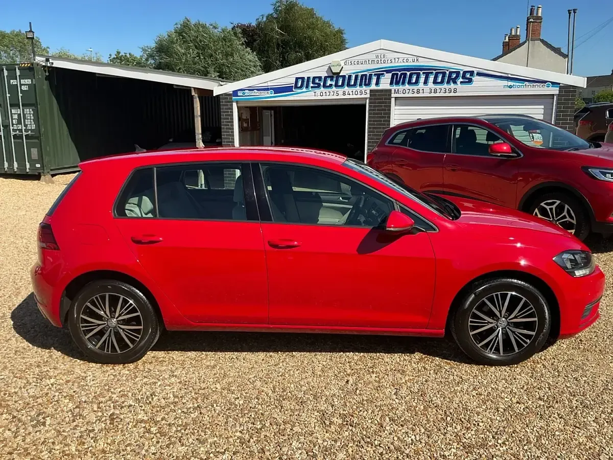 Used VW Golf VII SE 125 HP (91 kW) 2017 Red Hatchback