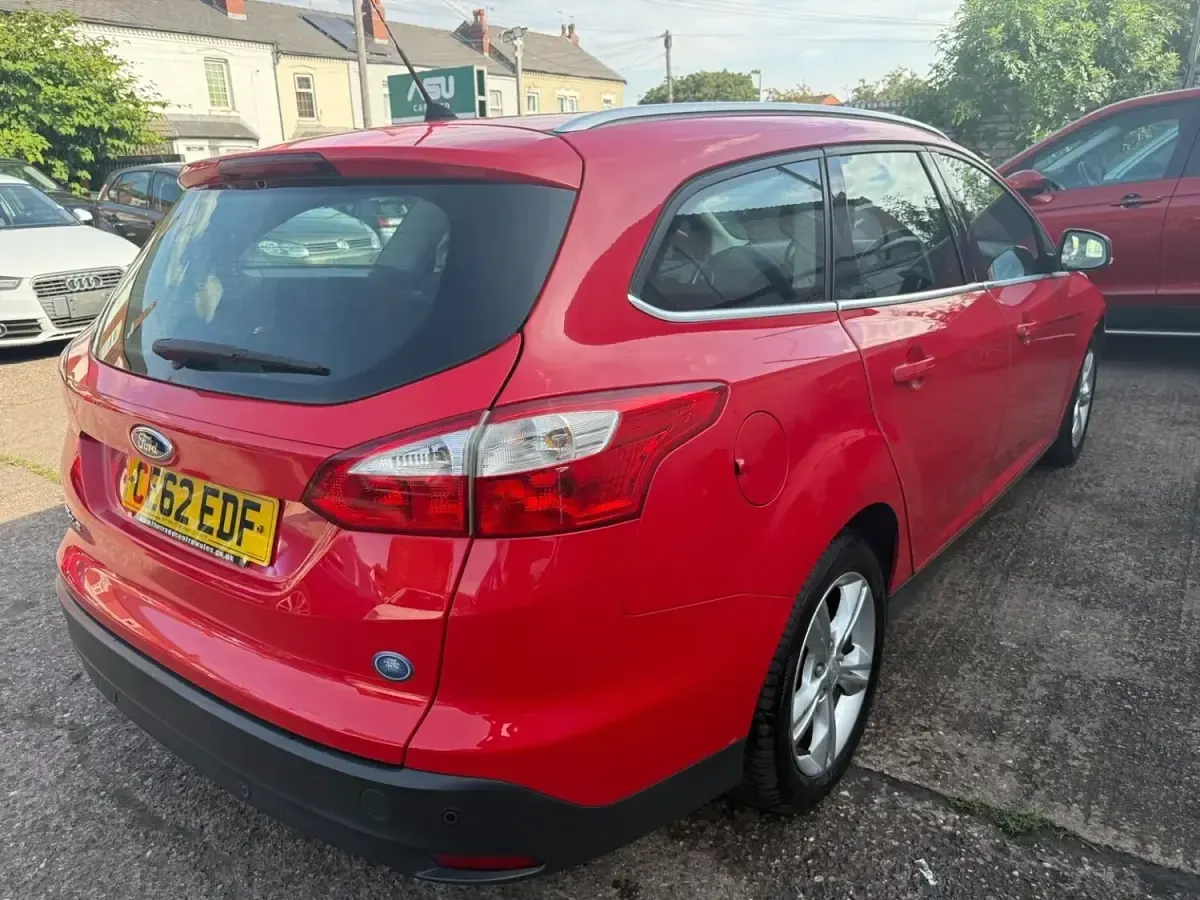 Used Ford Focus Zetec 125 HP (91 kW) 2012 Red Estate