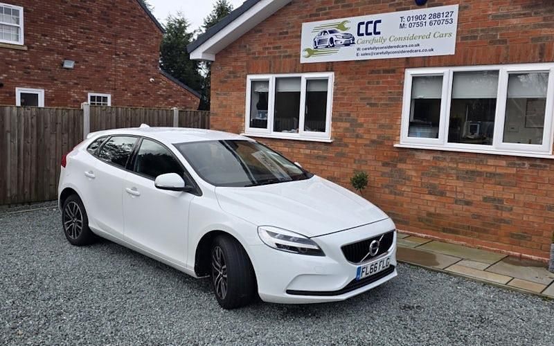 Used Volvo V40 Momentum 122 HP (89 kW) 2019 Hatchback