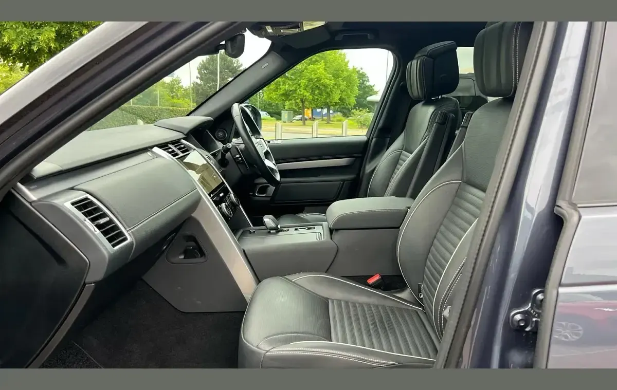 Used Land Rover Discovery HSE Dynamic 300 HP (220 kW) 2024 Blue SUV