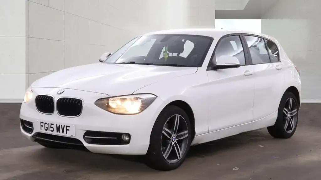 Used BMW 116 Sport Line 2015 Alpine white Hatchback