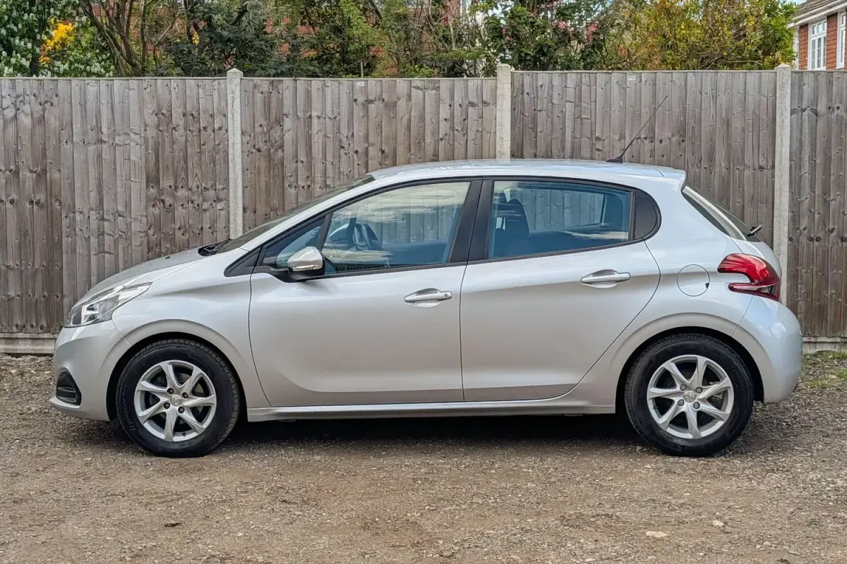 Second-hand Peugeot 208 Active 2023 Argintiu Hatchback