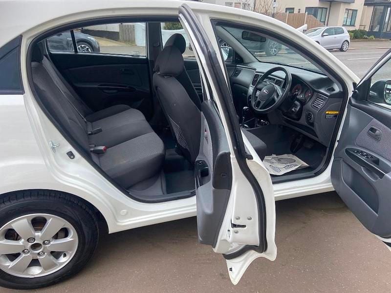 Used Kia Rio 109 HP (80 kW) 2011 White Hatchback