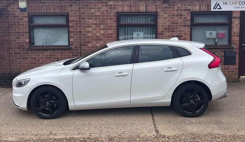 Used Volvo V40 R-Design 120 HP (88 kW) 2015 White Hatchback