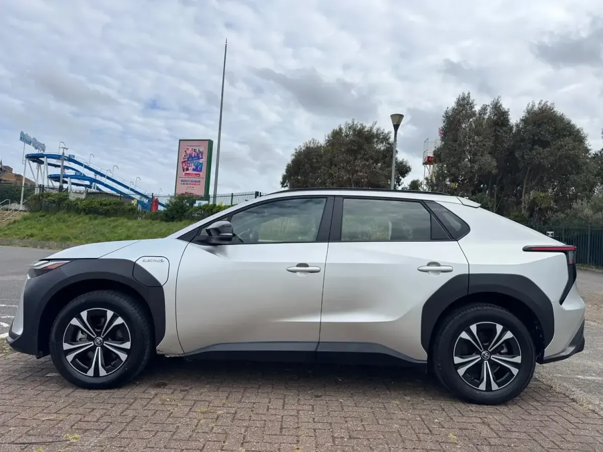 Gebraucht Toyota bZ4X PURE 150 kW (204 PS) 2024 Silber SUV