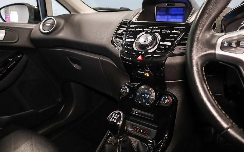 Usado Ford Fiesta Titanium 95 HP (69 kW) 2016 Cinzento Citadino