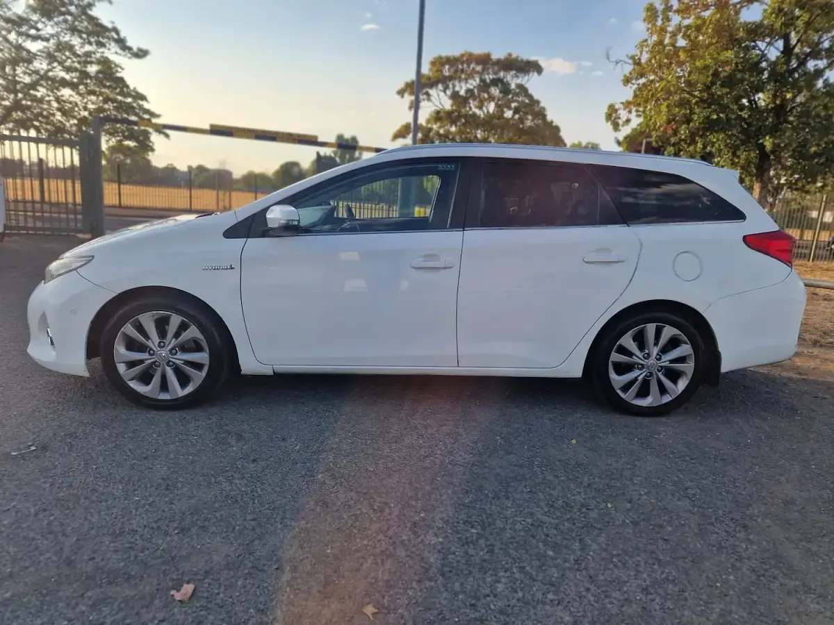 Used Toyota Auris Hybrid 2014 White Estate
