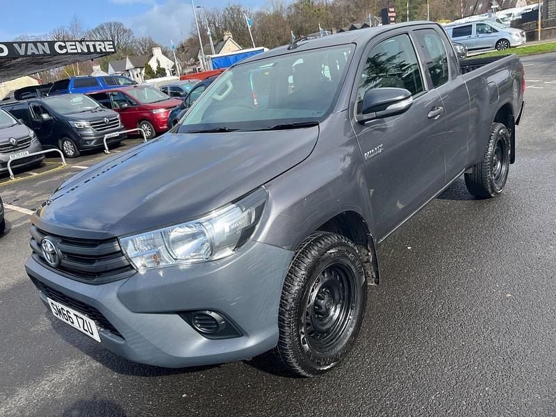 Used Toyota HiLux Active 150 HP (110 kW) 2017 Grey Pickup