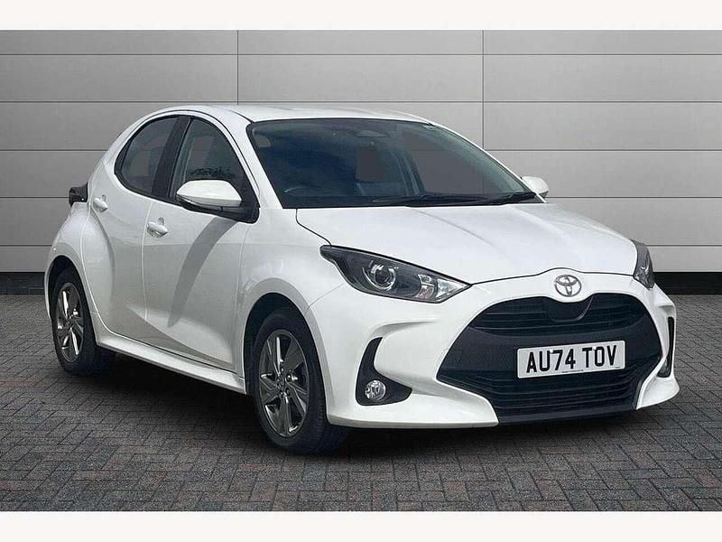 White Used 2024 Toyota Yaris Hybrid Hatchback | £18,850 (Fair price) - Image 1/3