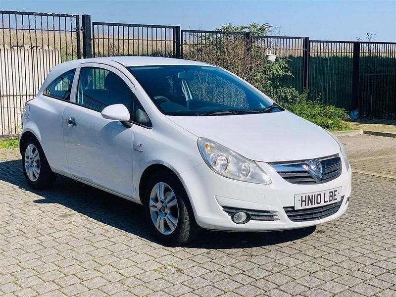 Used Vauxhall Corsa 64 HP (47 kW) 2010 White Hatchback