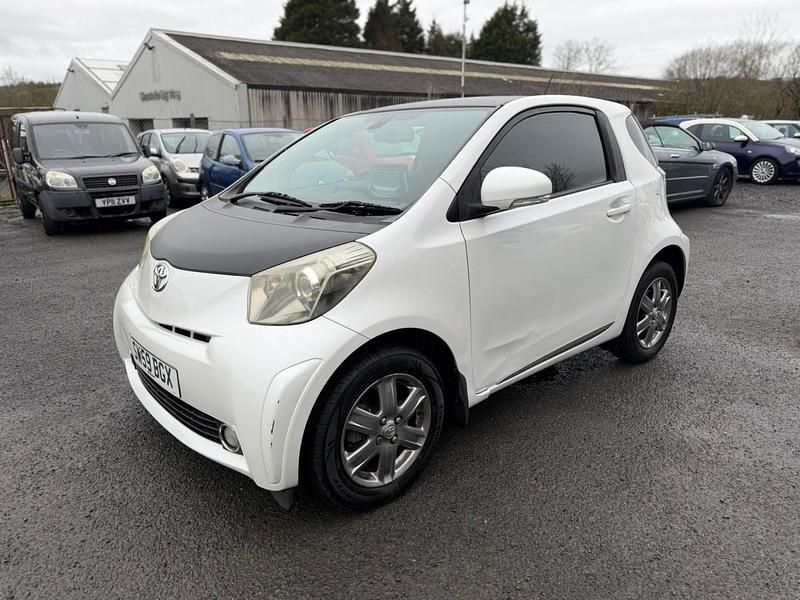 Used Toyota iQ 68 HP (50 kW) 2009 White Hatchback