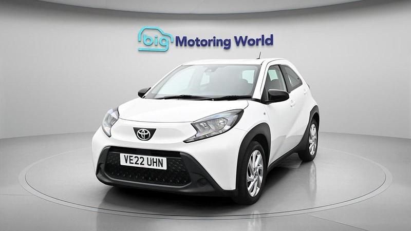Used Toyota Aygo X PURE 72 HP (52 kW) 2022 White SUV