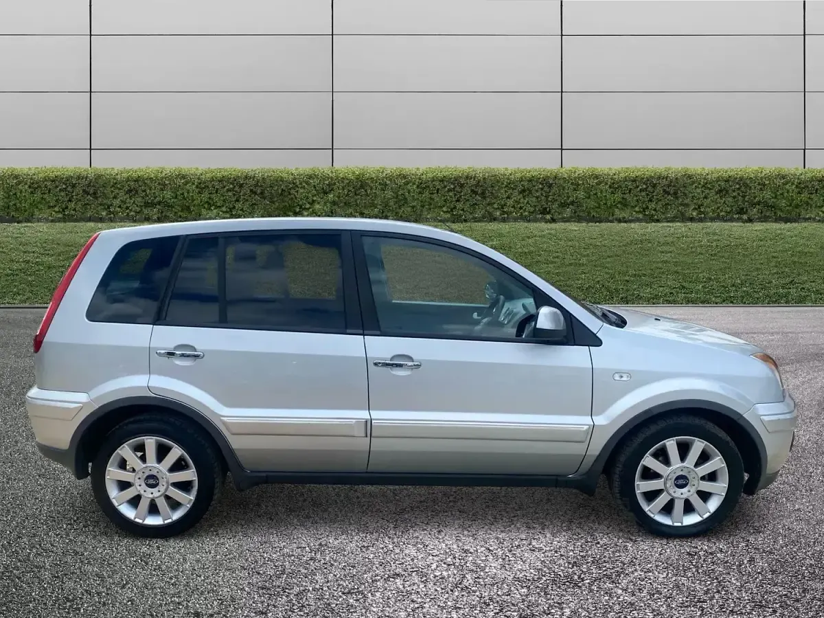 Used Ford Fusion Titanium 90 HP (66 kW) 2010 Silver Hatchback