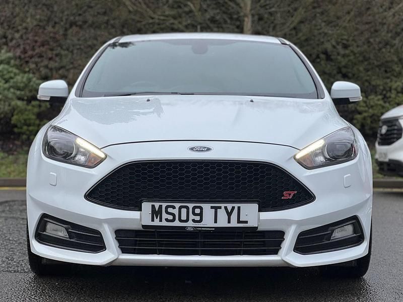 Used Ford Focus ST 250 HP (183 kW) 2017 White Hatchback