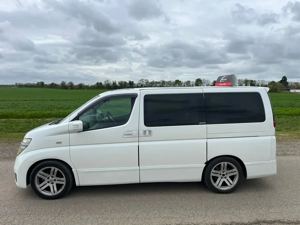 Used Nissan Elgrand 240 HP (176 kW) 2017 White MPV