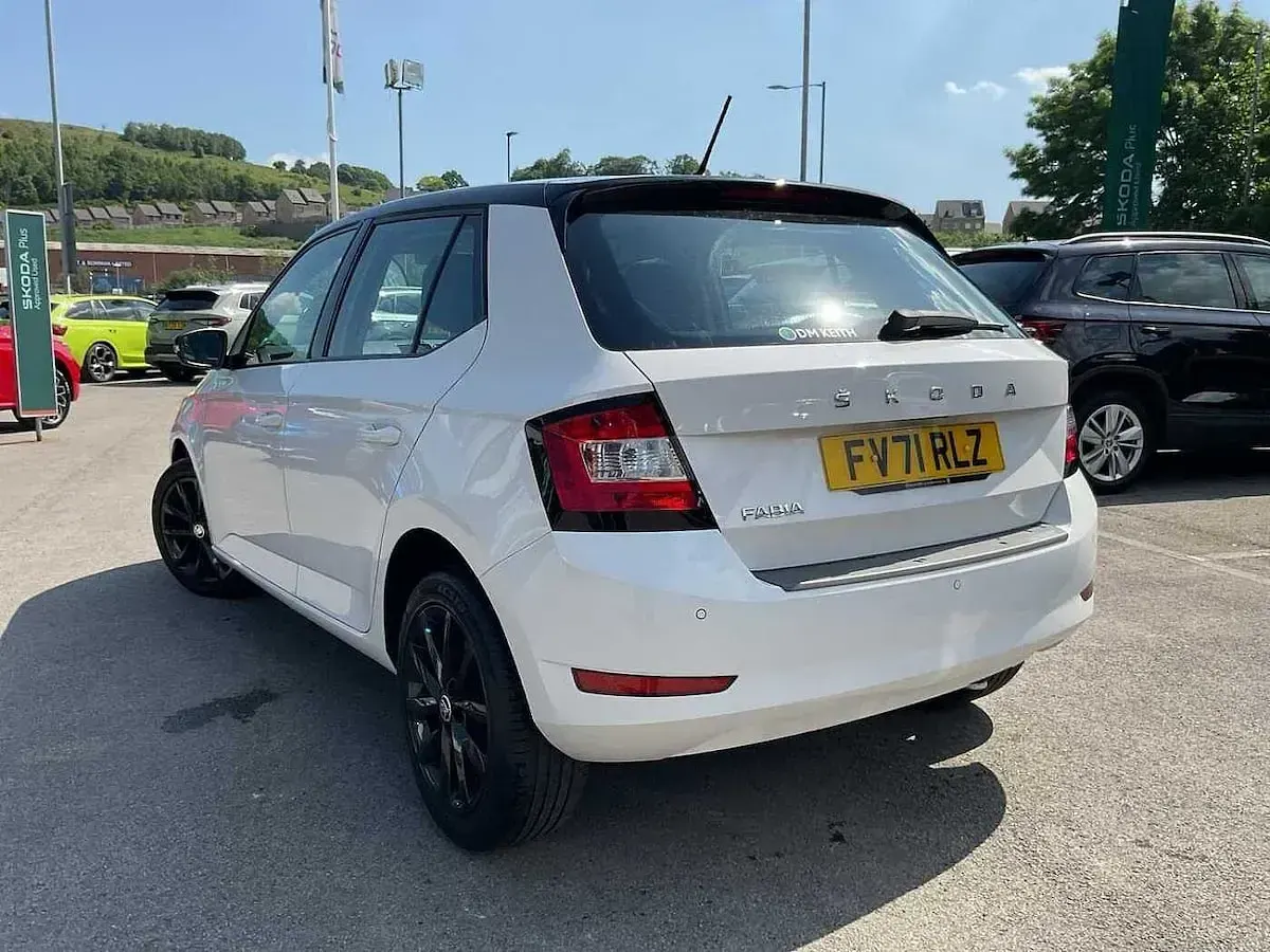 Used Skoda Fabia Colour Edition 70 HP (51 kW) 2021 White Hatchback