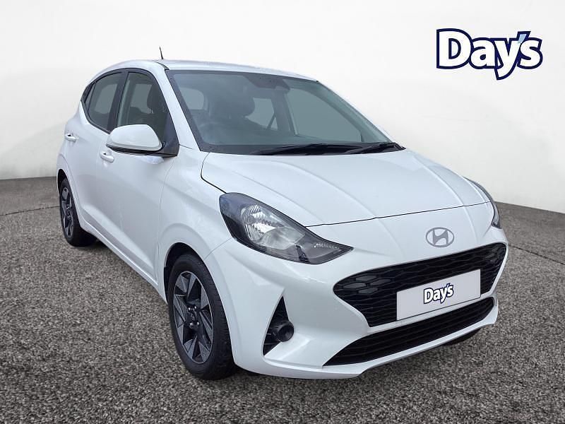 Used Hyundai i10 Advanced 67 HP (49 kW) 2023 White Hatchback
