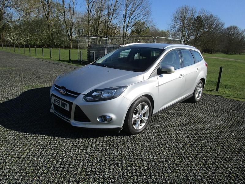Used Ford Focus Zetec 115 HP (84 kW) 2012 Silver Estate