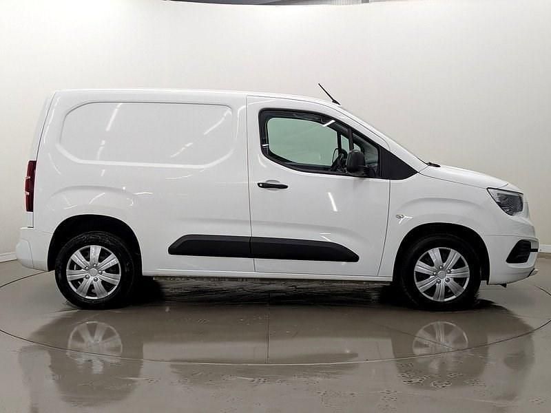 Second-hand Vauxhall Combo Sportive 101 CP (74 kW) 2020 Alb Monovolum