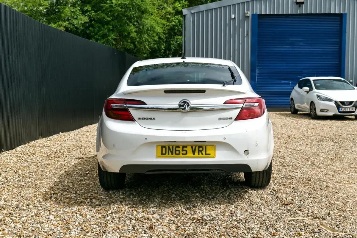 Used Vauxhall Insignia SRi 163 HP (119 kW) 2015 White Hatchback