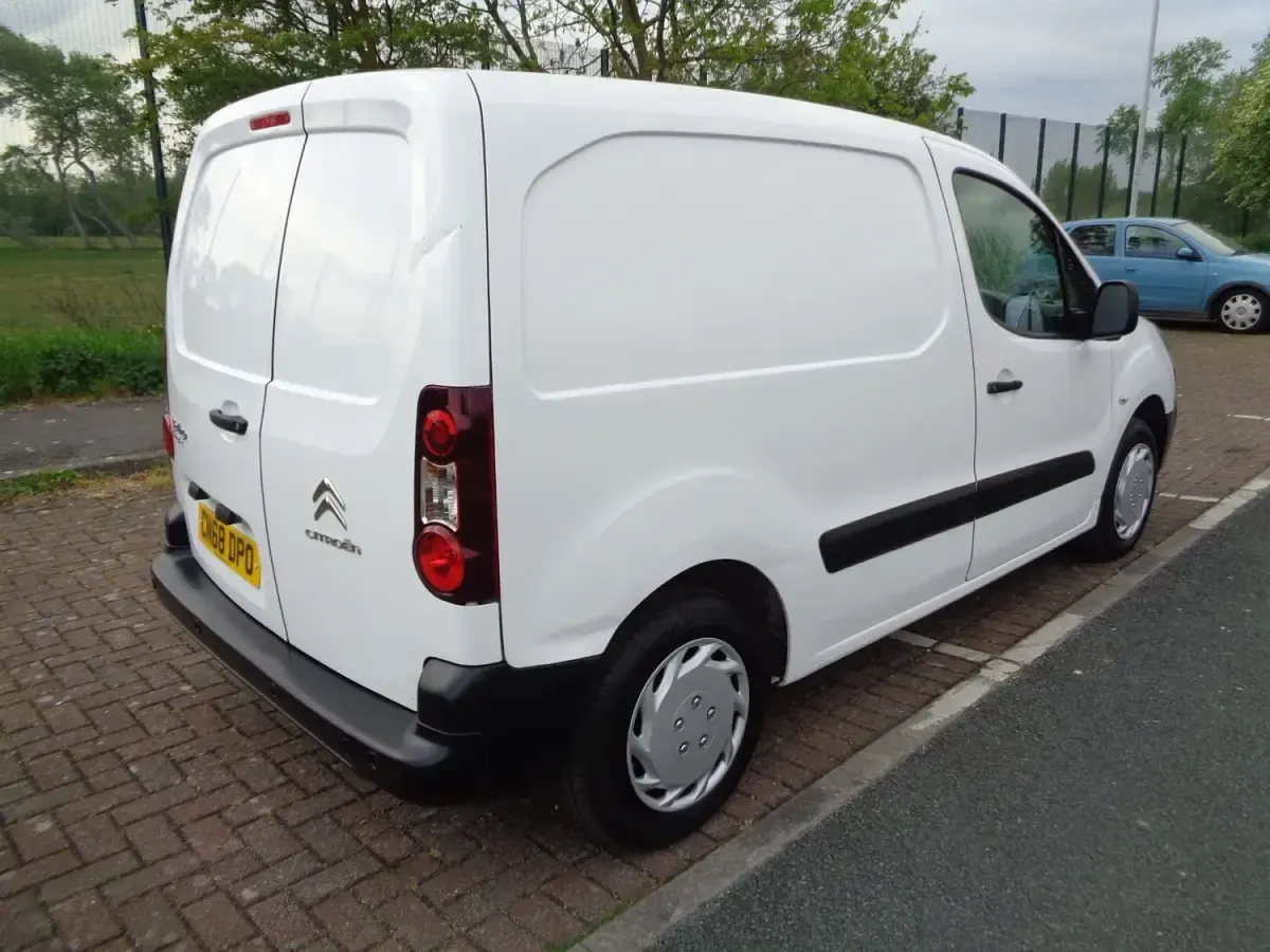 Usado Citroën Berlingo 75 CV (55 kW) 2018 Blanco Monovolumen