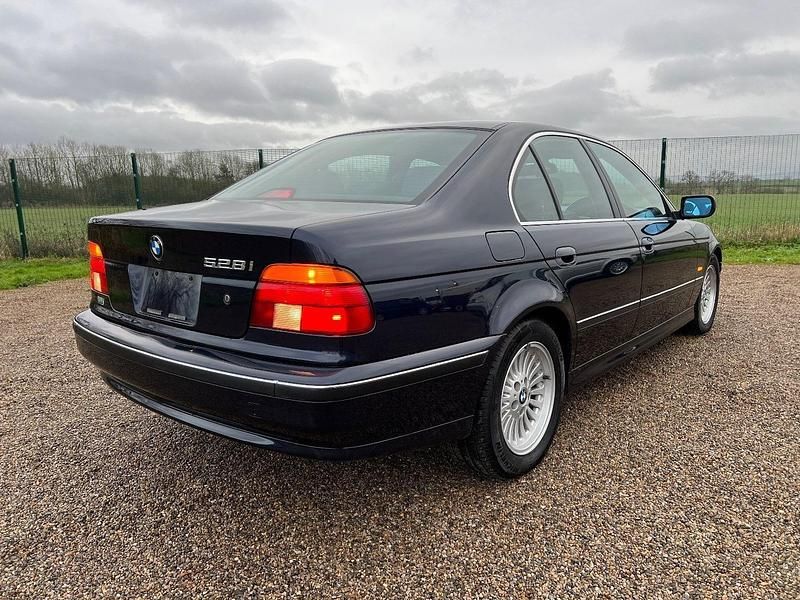 Begagnad BMW 528 2000 Blå Sedan