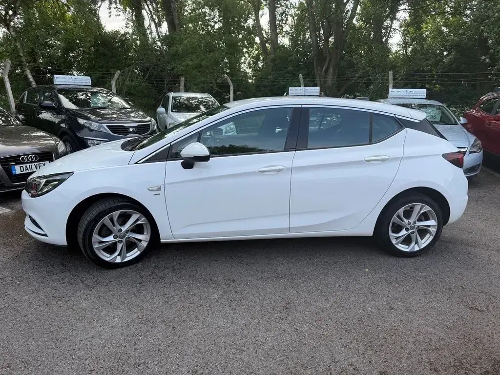 Used Vauxhall Astra SRi 100 HP (73 kW) 2018 White Hatchback