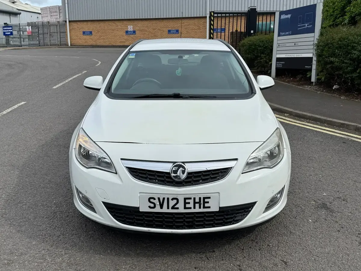 Used Vauxhall Astra 95 HP (69 kW) 2012 White Estate