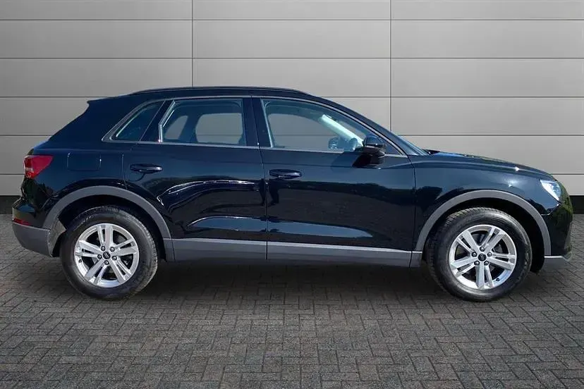 Usado Audi Q3 Comfort 150 HP (110 kW) 2023 Preto SUV