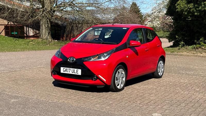 Usado Toyota Aygo X-play 69 HP (50 kW) 2017 Vermelho Citadino