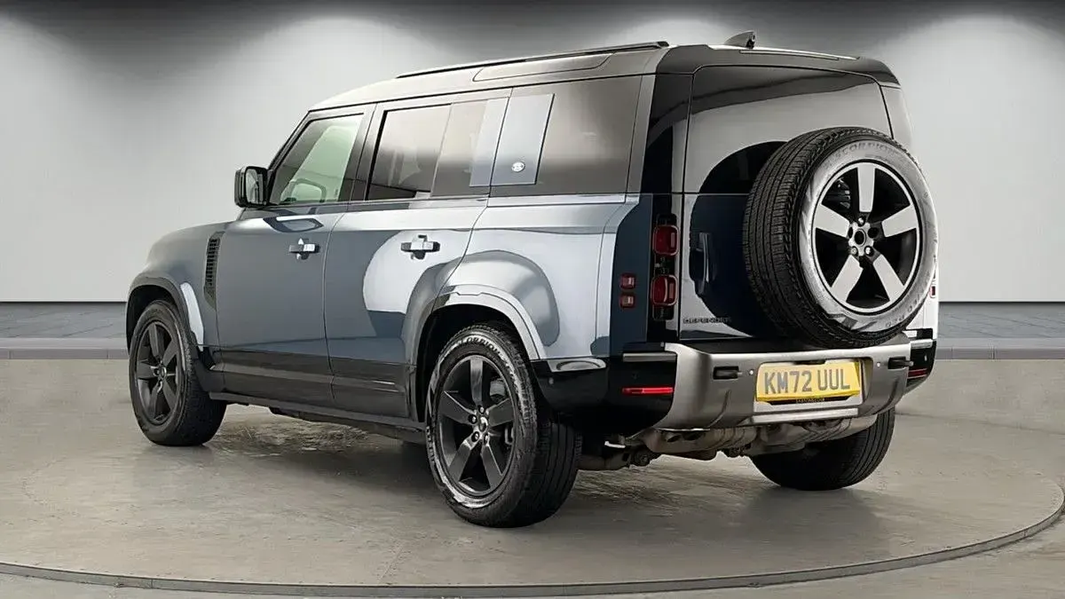 Used Land Rover Defender HSE Dynamic 300 HP (220 kW) 2022 Nebelquell blue SUV