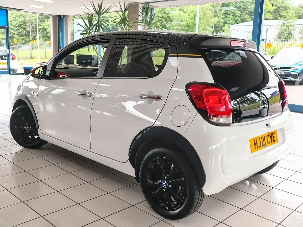 Used Citroën C1 70 HP (51 kW) 2021 White Hatchback