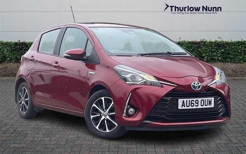 Used Toyota Yaris Hybrid 101 HP (74 kW) 2019 Red Hatchback