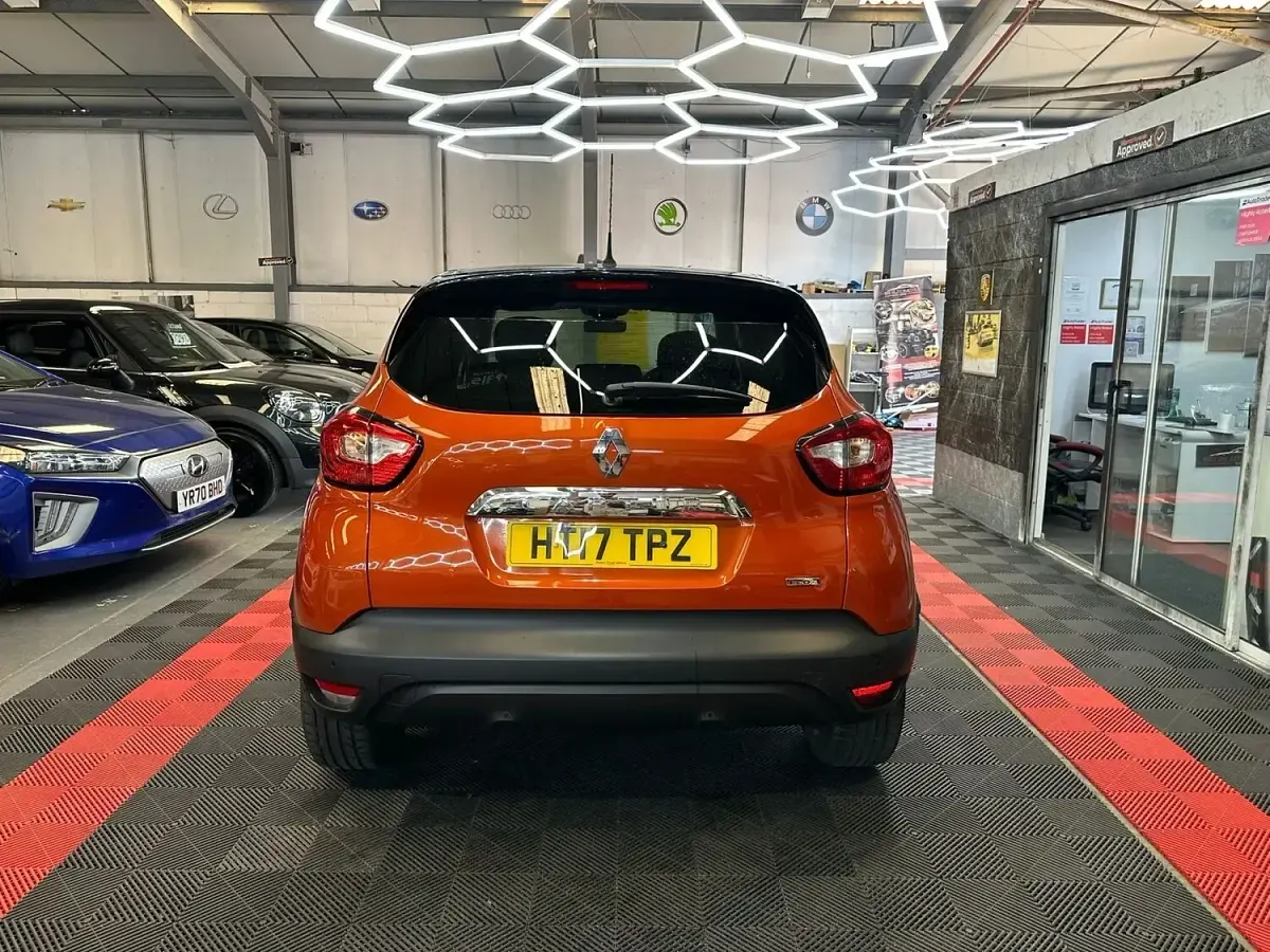 Used Renault Captur Dynamique 90 HP (66 kW) 2017 Orange/black SUV
