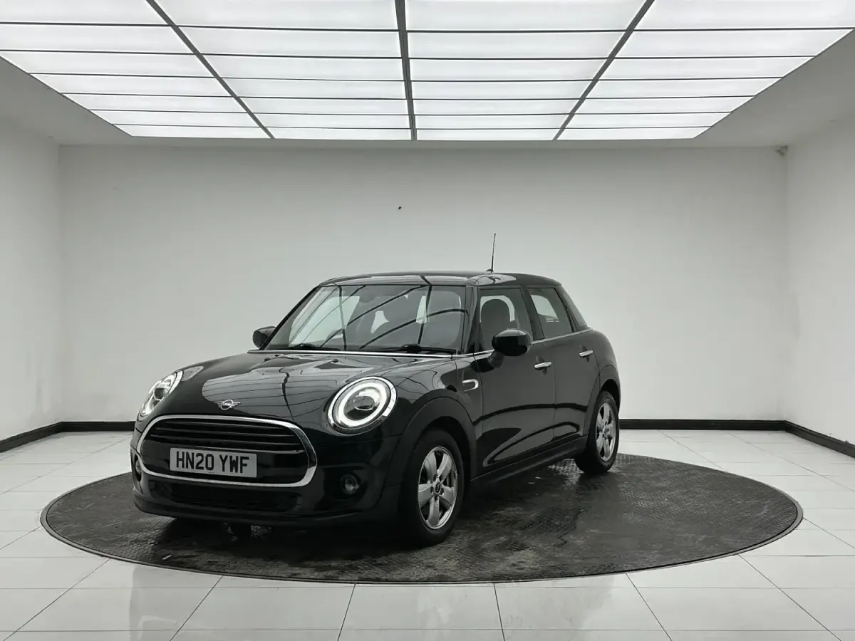 Second-hand Mini Cooper Classic 136 CP (100 kW) 2020 Negru Hatchback