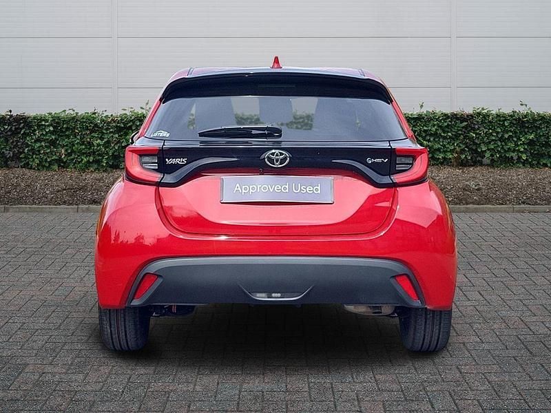 Second-hand Toyota Yaris Hybrid Design 2024 Roșu Hatchback