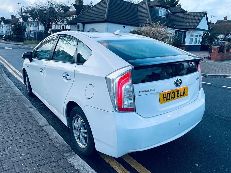 Used Toyota Prius 122 HP (89 kW) 2016 White Hatchback
