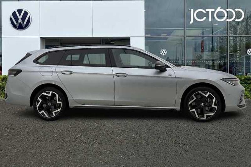 Begagnad VW Passat R-line 272 HK (200 kW) 2024 Silver Kombi