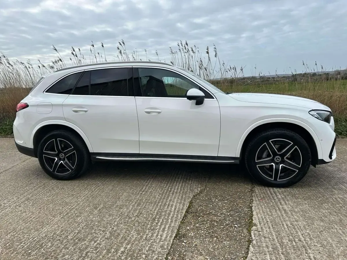 Second-hand Mercedes GLC300e AMG line 2025 Alb Break