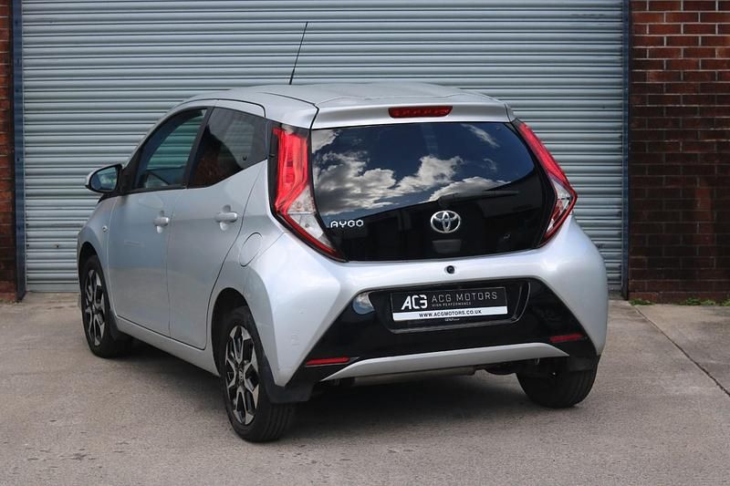 Usado Toyota Aygo X-plore 72 HP (52 kW) 2019 Prateado Citadino