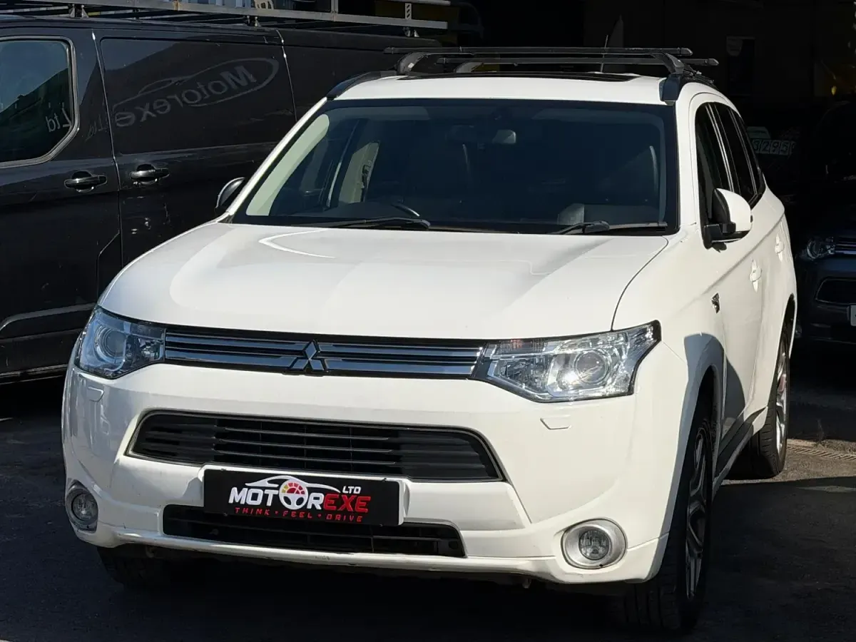 Used Mitsubishi Outlander P-HEV 2014 White Estate