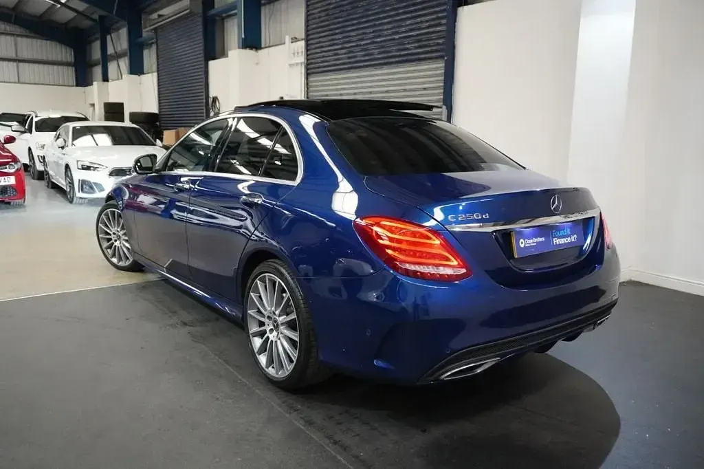 Usado Mercedes C250 AMG line 204 HP (150 kW) 2017 Azul Sedan