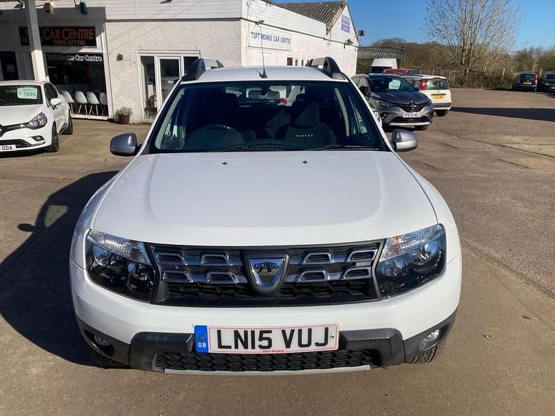 Used Dacia Duster Lauréate 110 HP (80 kW) 2015 White SUV