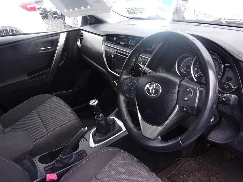 Używany Toyota Auris 132 KM (97 kW) 2013 Biały Hatchback
