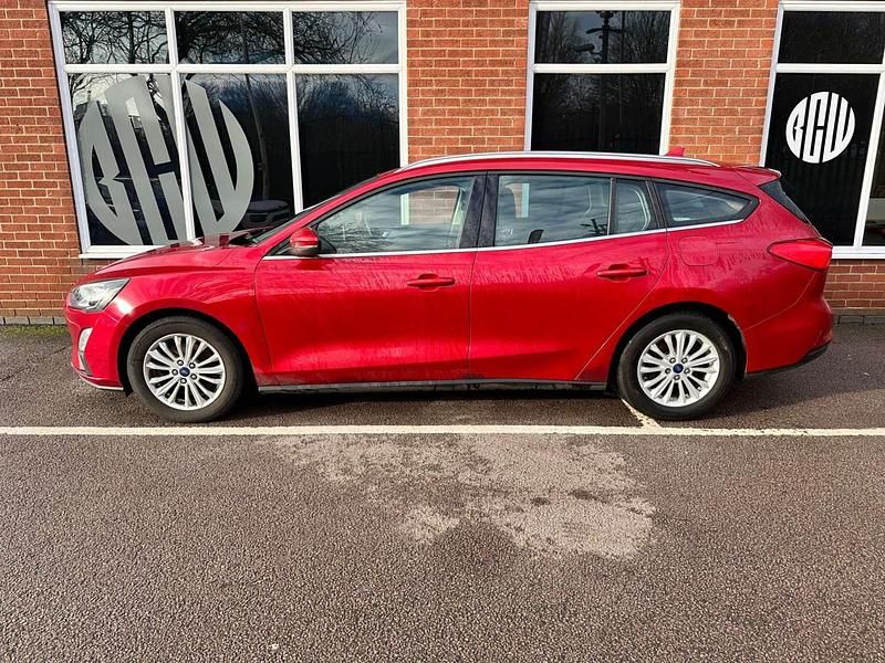 Begagnad Ford Focus Titanium 2022 Röd Kombi