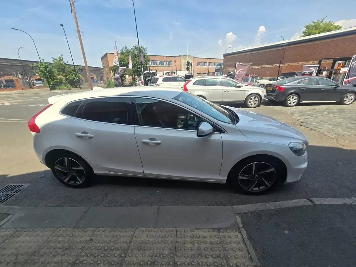 Used Volvo V40 R-Design 150 HP (110 kW) 2013 White Hatchback