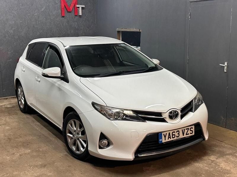 White Used 2014 Toyota Auris Hatchback | £4,990 (Fair price) - Image 1/3