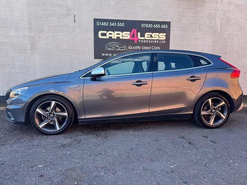Used Volvo V40 R-Design 115 HP (84 kW) 2014 Grey Hatchback