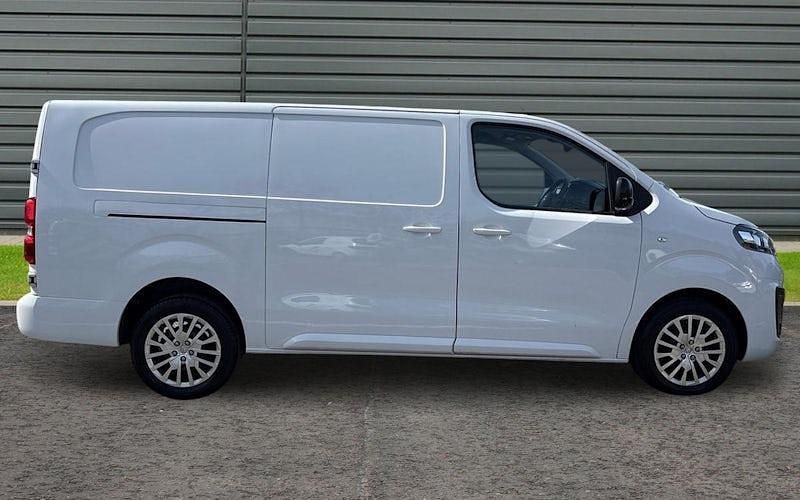 Used Vauxhall Vivaro S 101 HP (74 kW) 2023 White MPV