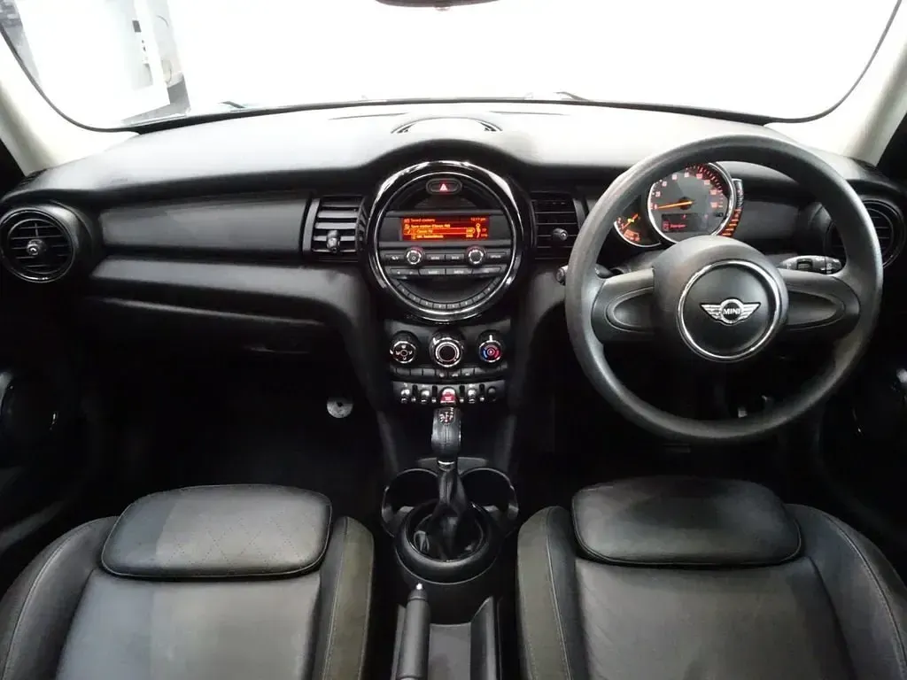 Begagnad Mini ONE Hatch 102 HK (75 kW) 2017 Grön Halvkombi